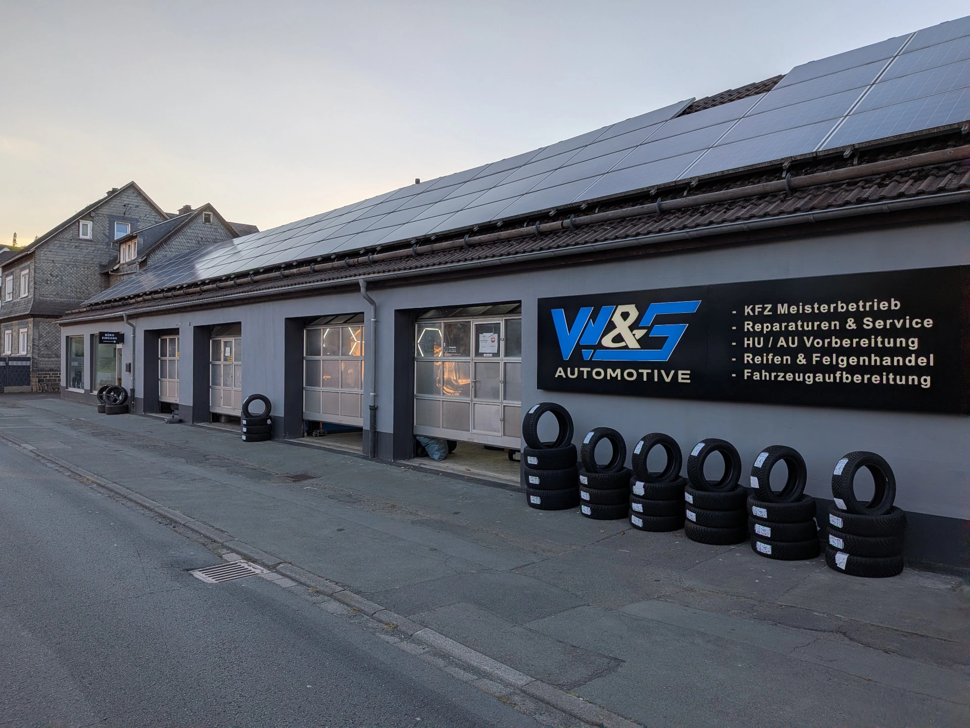 Außenansicht der Werkstatt von W&S Automotive in der Edersstraße mit Werkstatttoren und Photovoltaikanlage auf dem Dach
